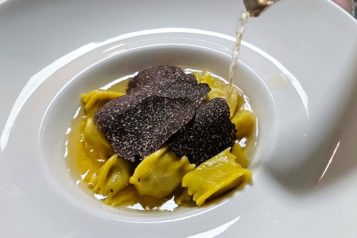 Damiano Nigro con En langa fuma paraj, l’agnolotto del plin ai tre arrosti, maiale manzo e coniglio, con brodo e tartufo